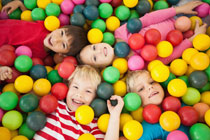 4 Kinder im Bällebad